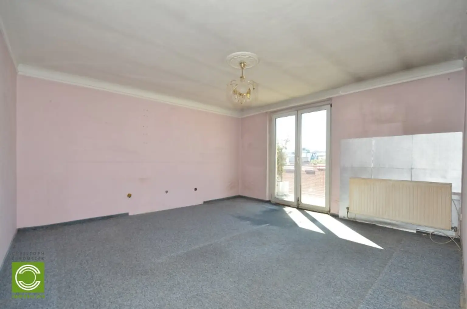 CHRISTOPH CHROMECEK IMMOBILIEN - 1090 WIEN - Renovierungsbedürftige Dachgeschoßwohnung mit Terrasse!