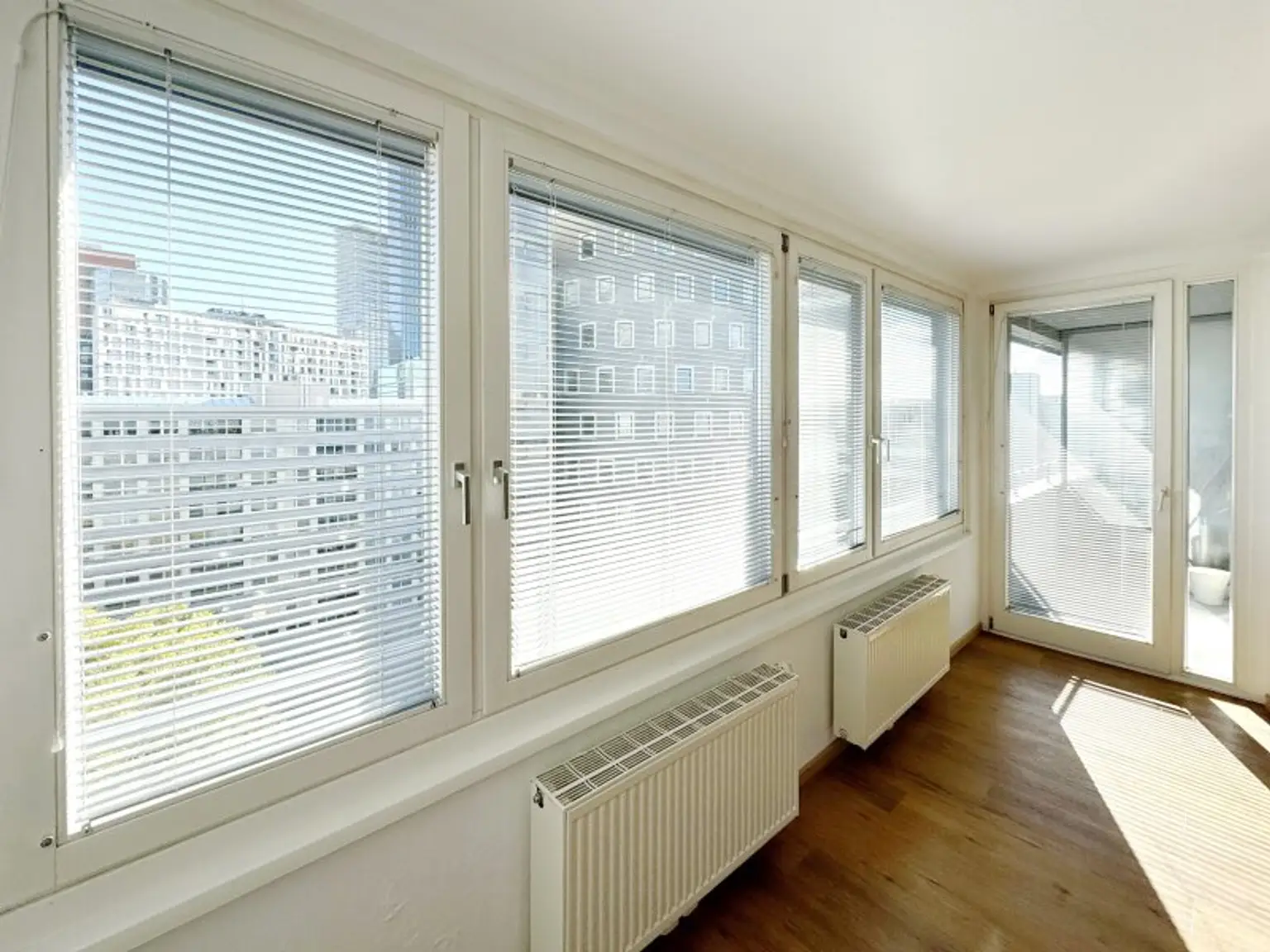 Traumlage bei der UNO-City – moderne Wohnung mit Loggia