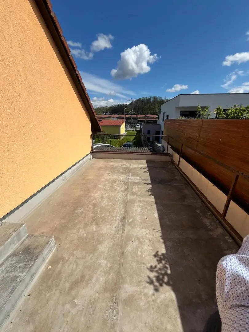 Sonnige Terrasse vom Schlafzimmer aus begehbar