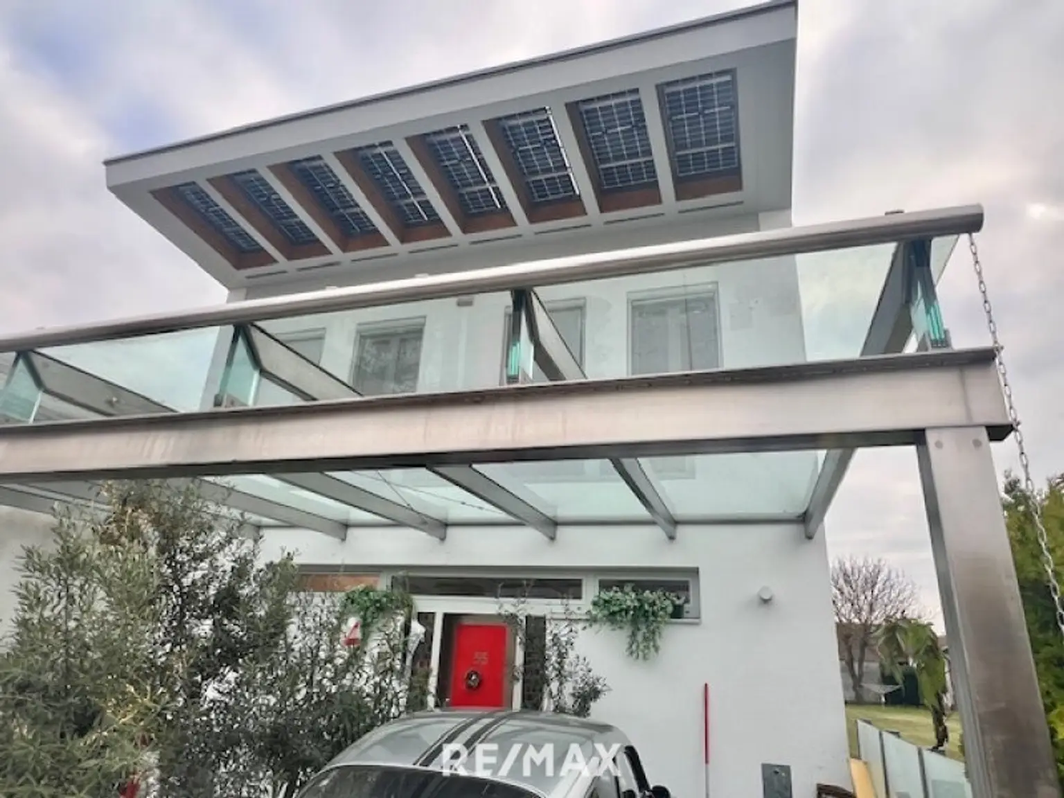 Straßenfront mit PV.-Dach