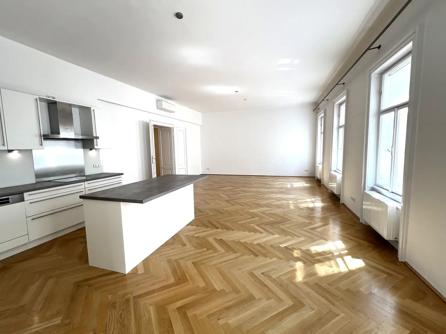 UNBEFRISTET: Prachtvolle, klimatisierte 5-Zimmer-Wohnung mit fantastischer Stadtaussicht / Beautiful air-conditioned 5-room flat with fantastic city view