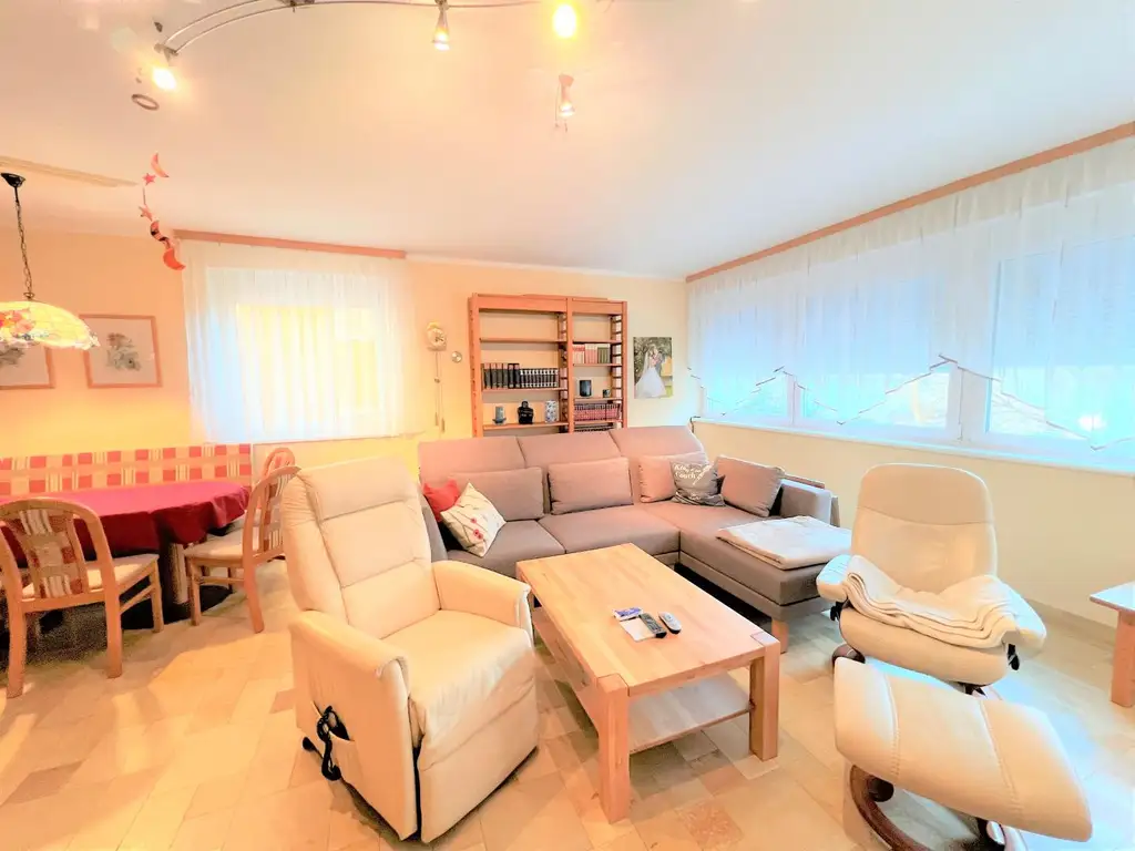 SEHR GUT GESCHNITTENE EIGENTUMSWOHNUNG MIT RIESEN WOHNBEREICH UND SONNIGER WESTLOGGIA