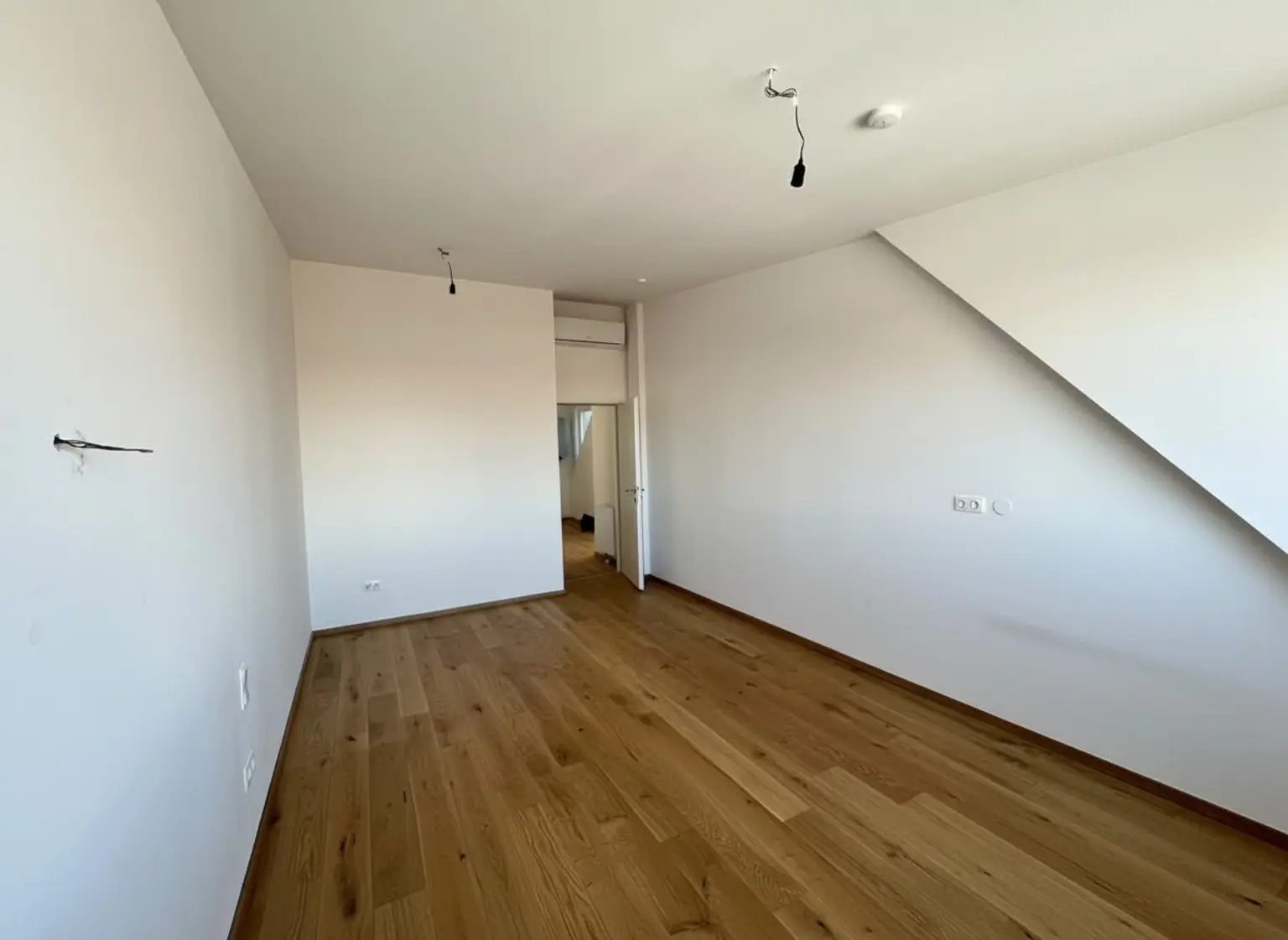 UNBEFRISTET: Attraktive, klimatisierte Dachgeschoss-Wohnung mit Balkonen und Dachterrasse und einmaligem Blick über Dächer Wiens