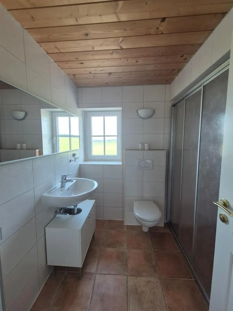 Bad mit Dusche und WC