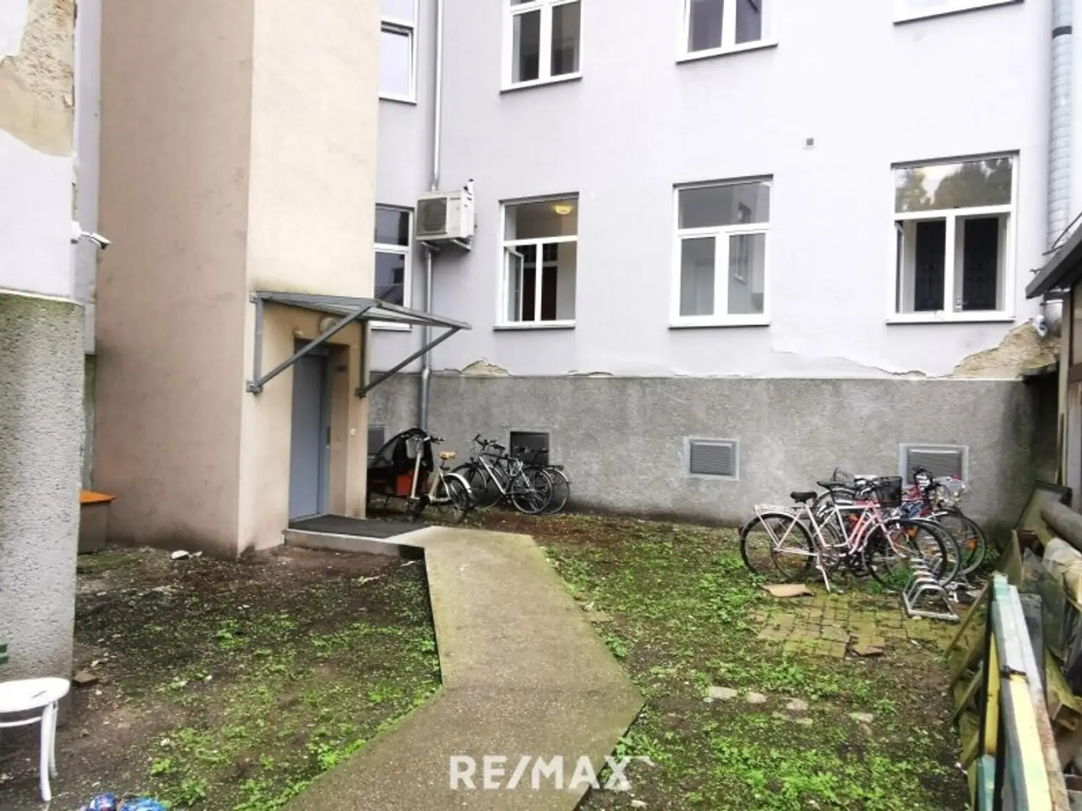 1 Zimmer Wohnungen, 2 Stück im gleichen Haus und Stock, zum sanieren.