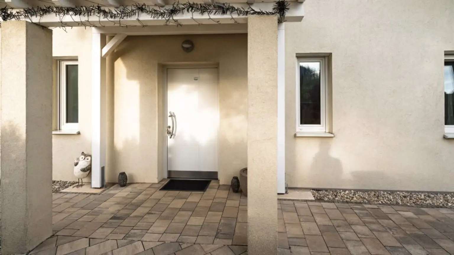 ! "take your bags and move in" ! 4,5 Zimmer, Terrasse, Garage & Pool! Grünruhelage!
