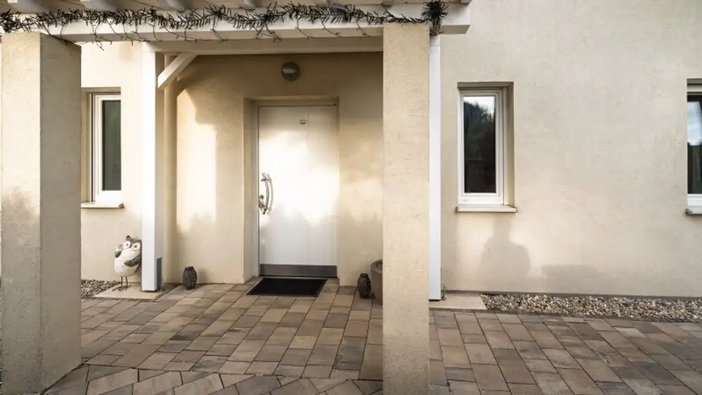 ! "take your bags and move in" ! 4,5 Zimmer, Terrasse, Garage & Pool! Grünruhelage!