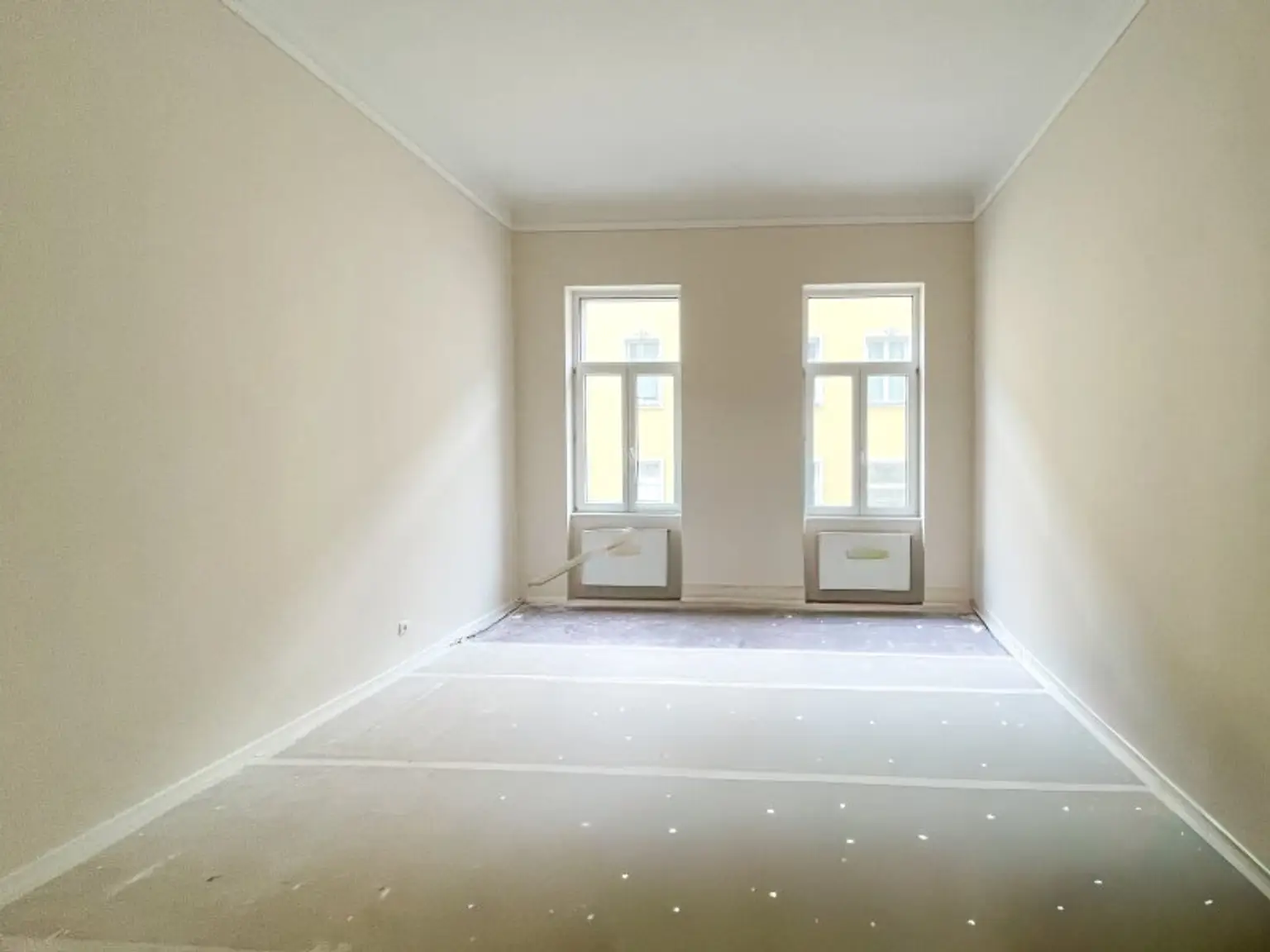 HISTORISCHES ZINSHAUS: wunderschön sanierte 2-Zimmer-Altbauwohnung