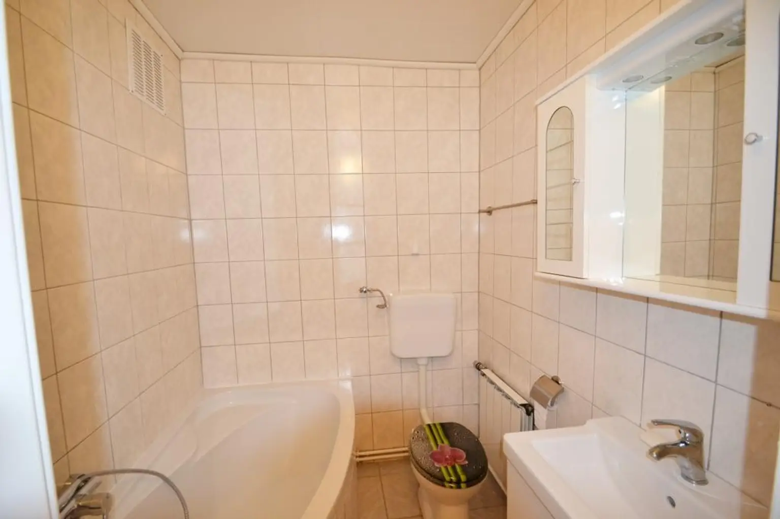 Zentrale 2-Zimmer-Wohnung mit möblierter Küche!