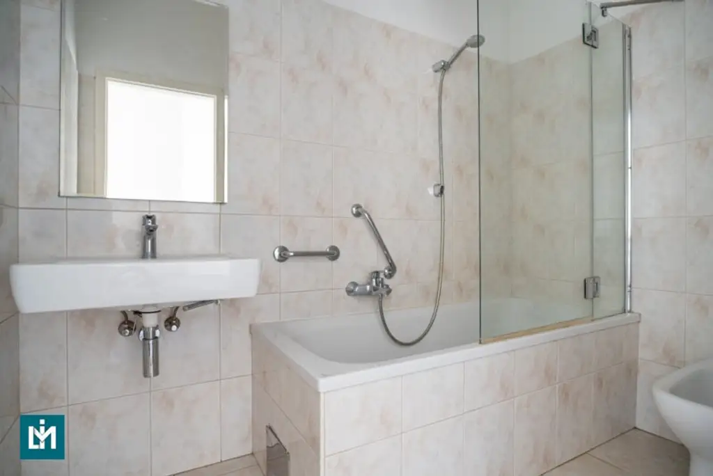 SCHÖNE 4 - ZIMMER WOHNUNG MIT VERBAUTER LOGGIA UND GEMEINSCHAFTSGARTEN / NÄHE U4 HIETZING UND S45 PENZING