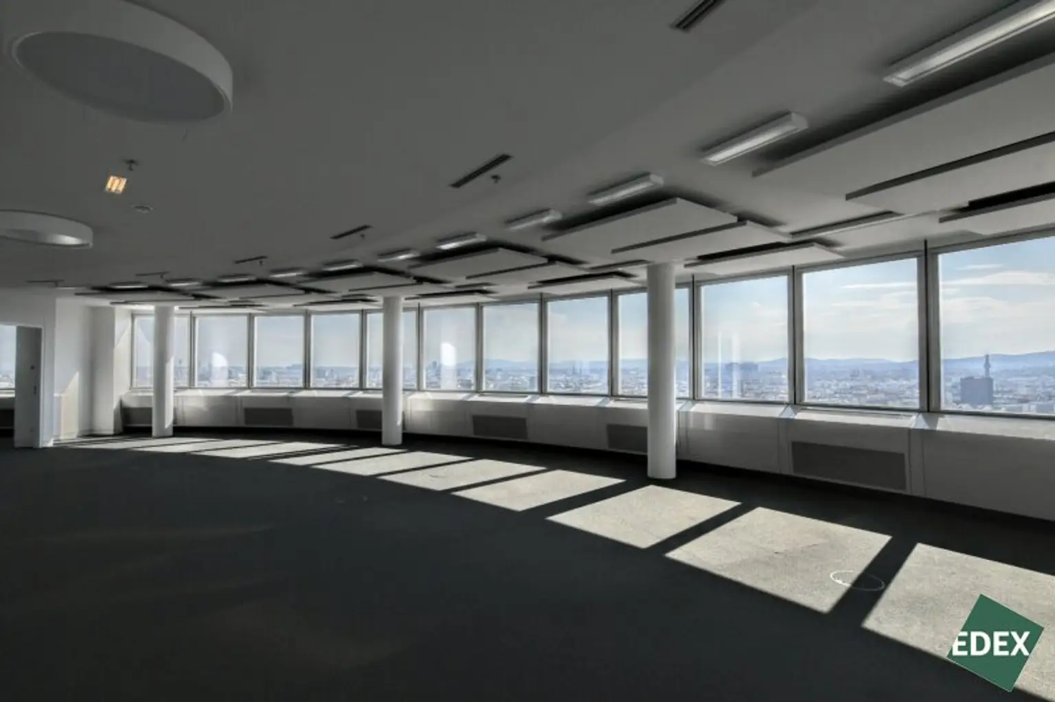 Modernes Büro mit Aussicht im Milleniumtower