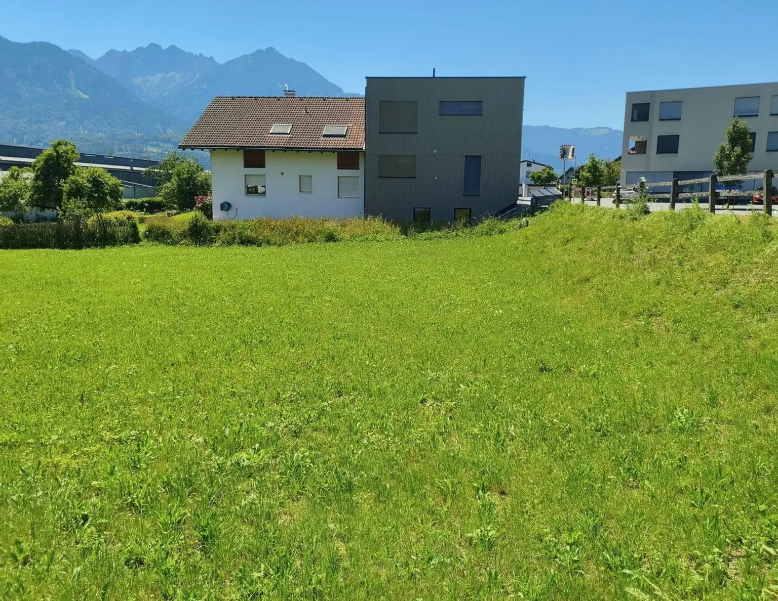 Schönes Bau-Grundstück mitten in Schlins als Ganzes oder geteilt zu verkaufen