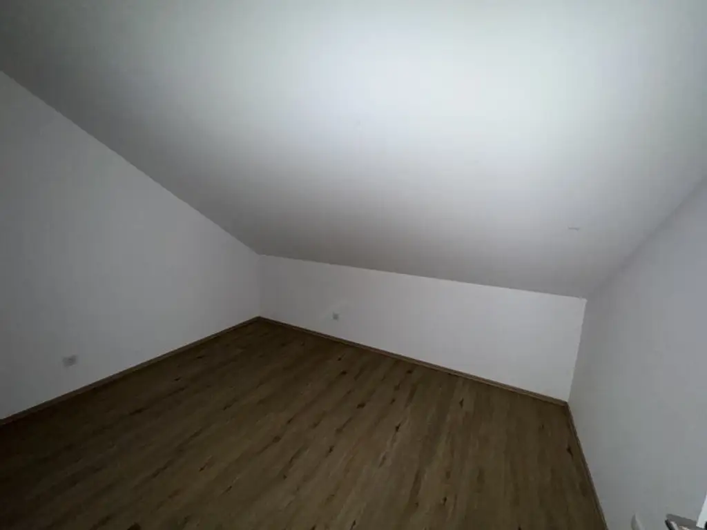 GROßZÜGIGE 4-ZIMMER DACHGESCHOSSWOHNUNG MIT BALKON! AB SOFORT VERFÜGBAR!