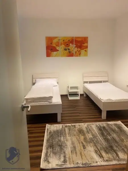 Außergewöhnliche Villa mit drei Wohneinheiten, Gewerbeeinheit & teilbarem Grundstück