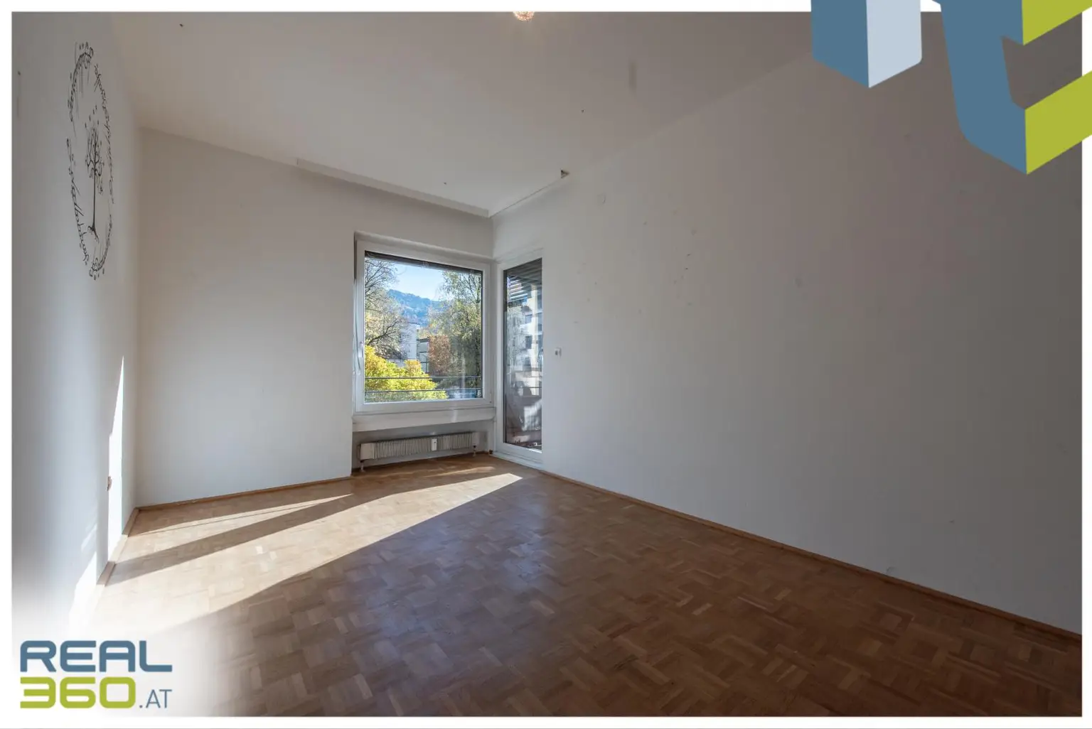 2. Schlafzimmer mit Zugang zur Loggia