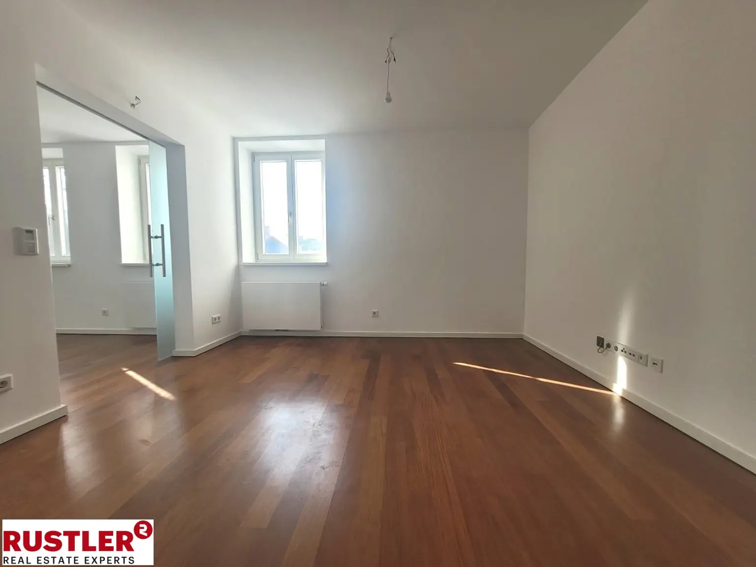 TRAUMHAFTE DG-WOHNUNG MIT BLICK AUF DIE KARLSKIRCHE!