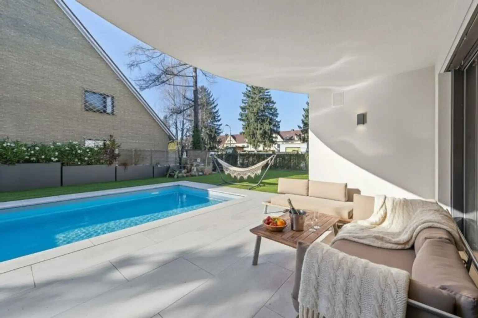 Großzügige High-End-Familienvilla der Extraklasse. - Spacious, high-end family villa of the highest class.
