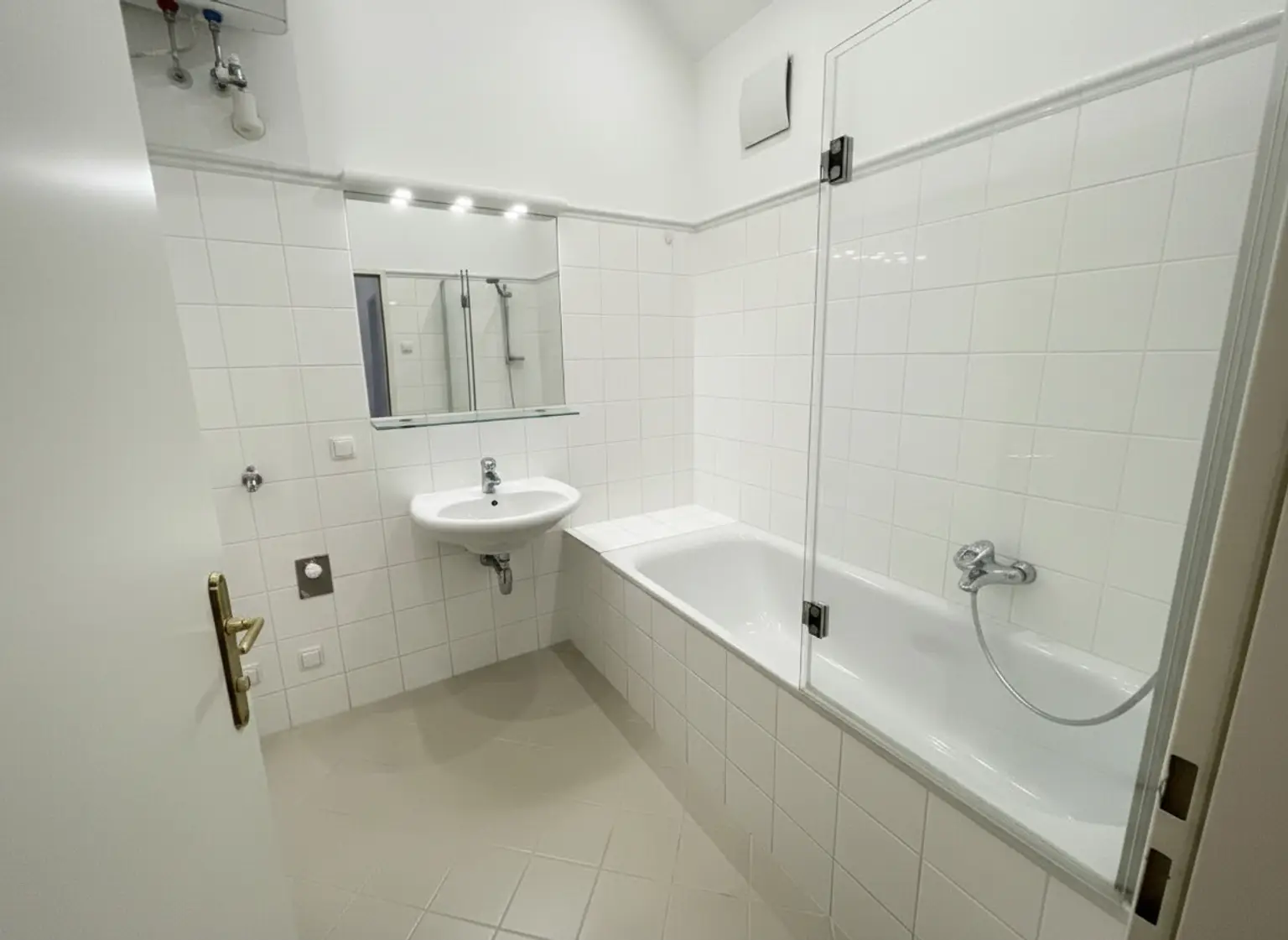 UNBEFRISTET: Klimatisierte 4-Zimmer Wohnung mit Terrasse