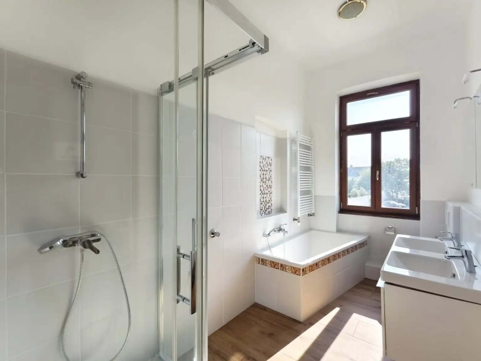 Badezimmer gartenseitig