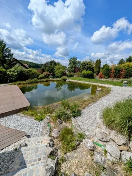 Sonniges Traumgrundstück mit PRIVATEM SCHWIMMTEICH und BAUPOTENZIAL
