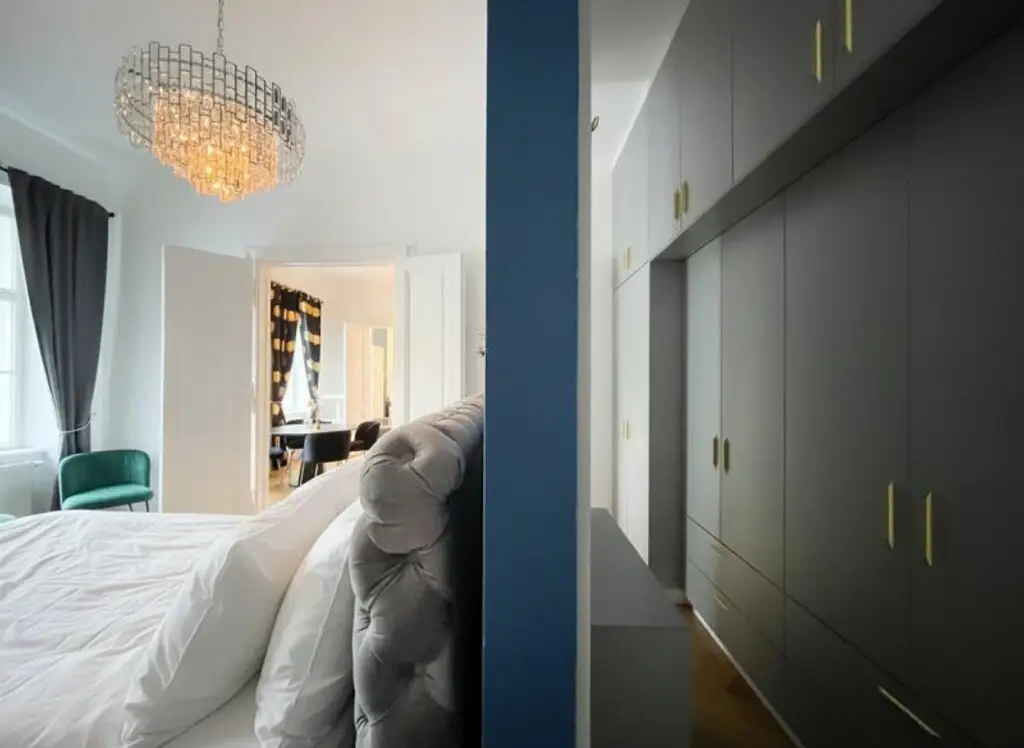 Exklusive Altbau-Residenz mit modernster Technik – hofseitige 2-Zimmerwohnung mit Balkon beim Naschmarkt