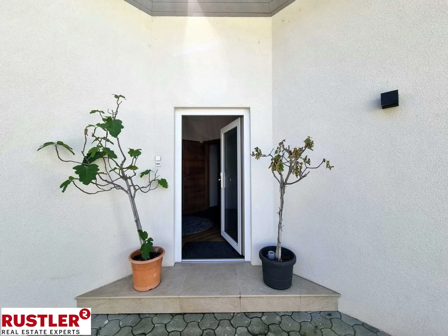Großzügiges Einfamilienhaus mit separater Wohneinheit  & Pool