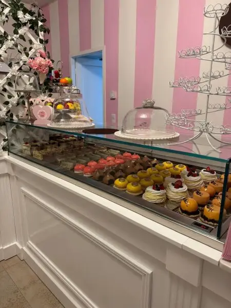 Voll ausgestattetes Café-Konditorei-Lokal – französischer Charme & betriebsbereit in lebendiger Lage