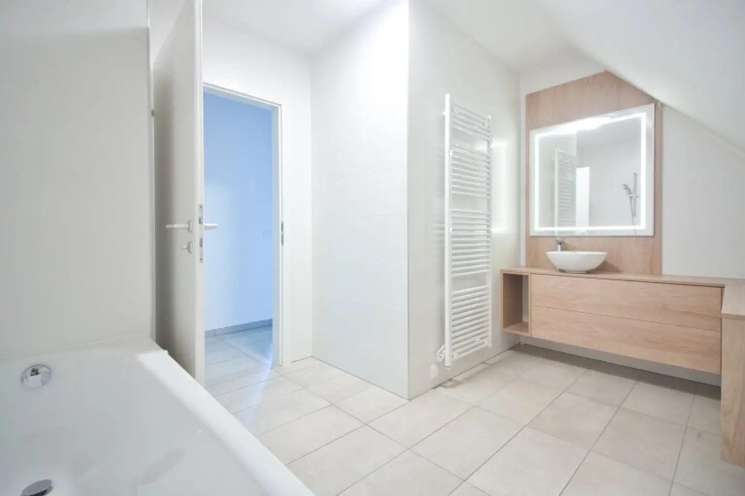 Wohlfühlwohnung mit 4 Zimmern | Terrasse mit Beschattung | Klima | zentral begehbar & ruhig gelegen