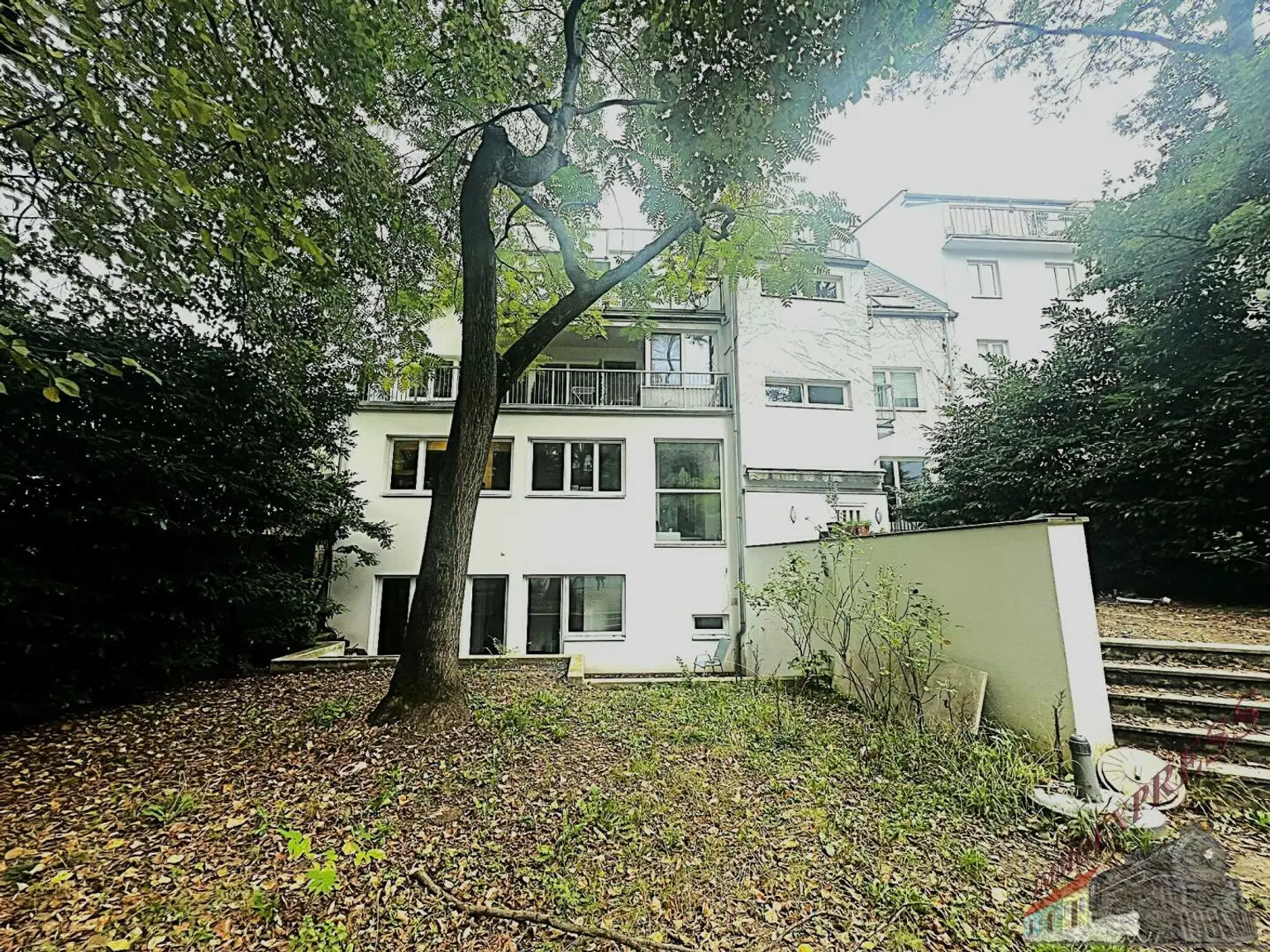 Wohnungs- Paket in Bestlage! 4 Wohnungen stilvoll renoviert inklusive Garten, Garage, Swimmingpool und Sauna!