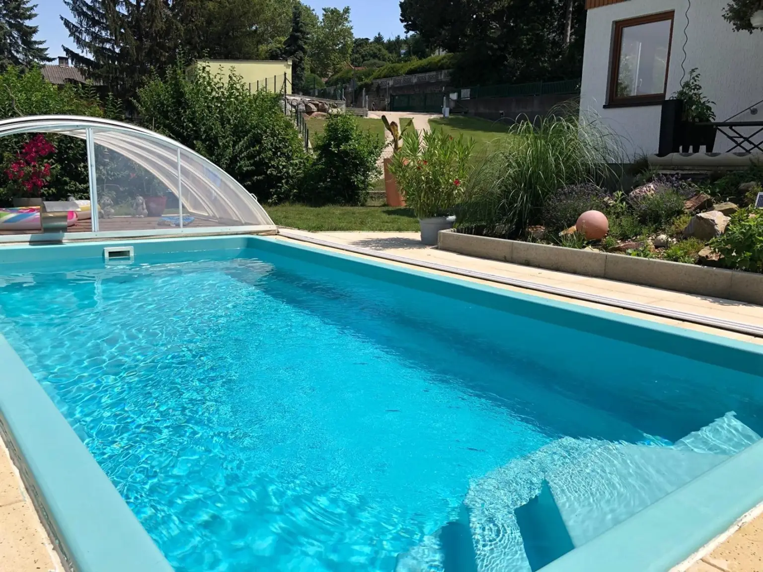 "Solides Haus mit Garten und Pool"
