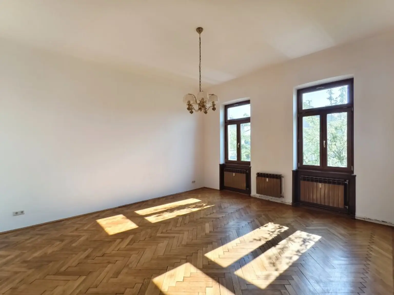 großes Zimmer gartenseitig