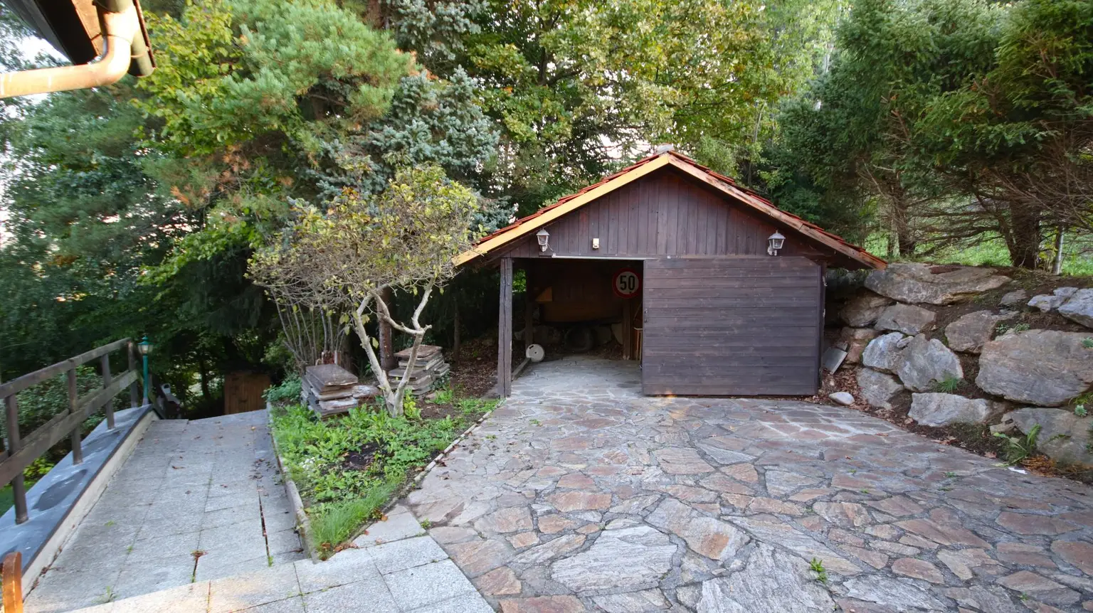 Tradition trifft Natur – Blockbau-Landhaus mit Sanierungsbedarf