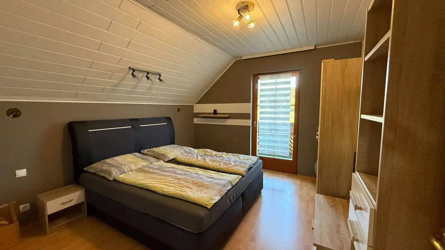 Bezugsfertiges Fertigteilhaus auf einem sonnigen Grundstück