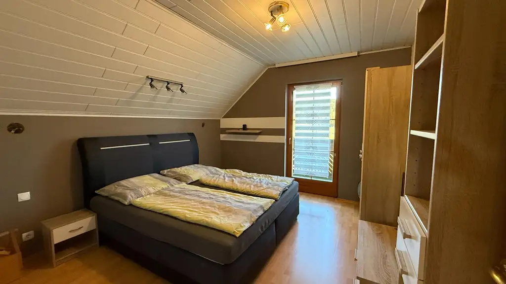 Bezugsfertiges Fertigteilhaus auf einem sonnigen Grundstück