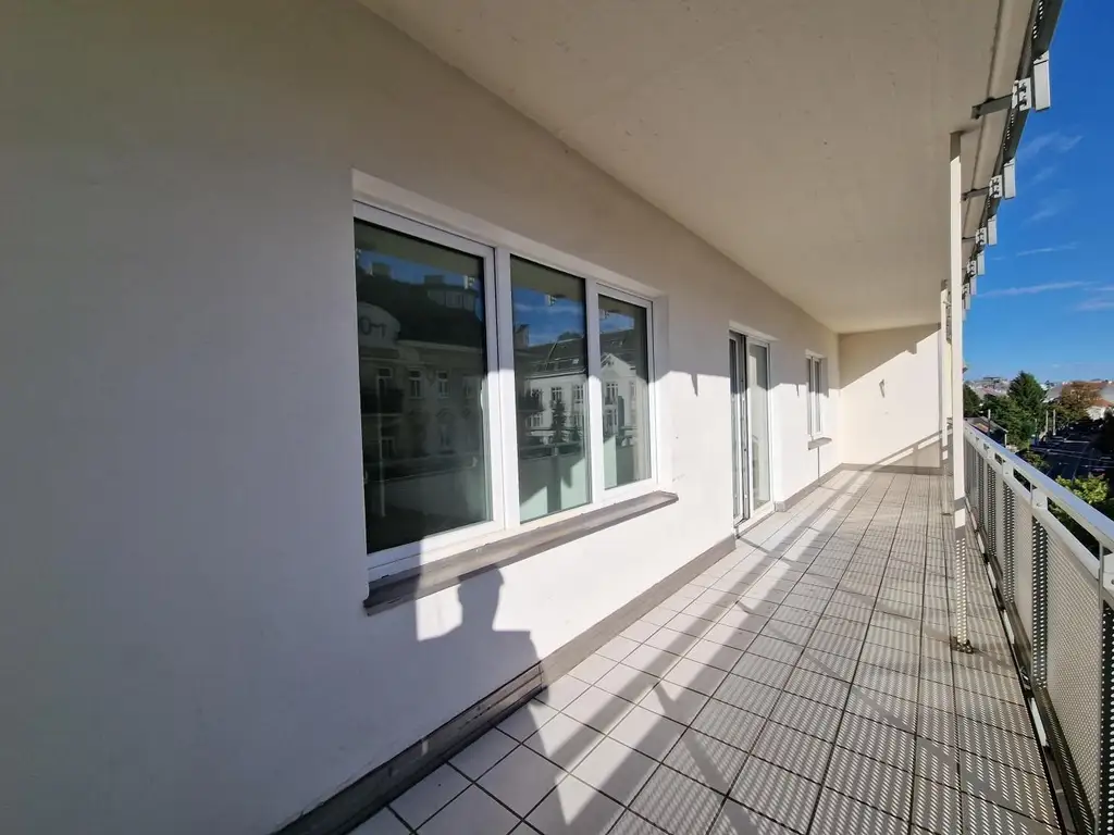 "Helle renovierte 4-Zimmerwohnung mit Balkon nahe dem Türkenschanzpark - WG-tauglich"