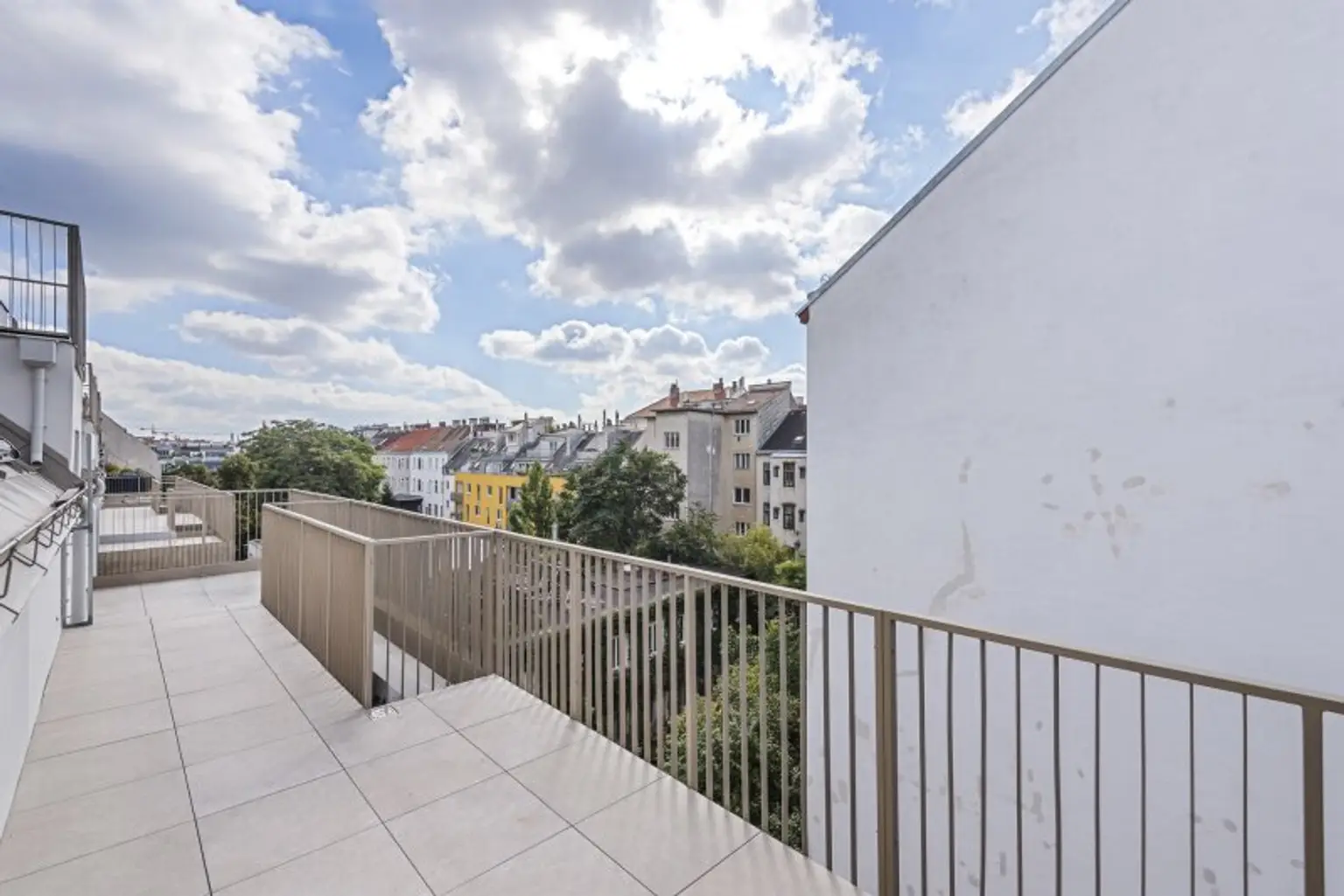 DAHEIM IN HERNALS - DACHGESCHOSS MIT HERRLICHER SÜD-TERRASSE