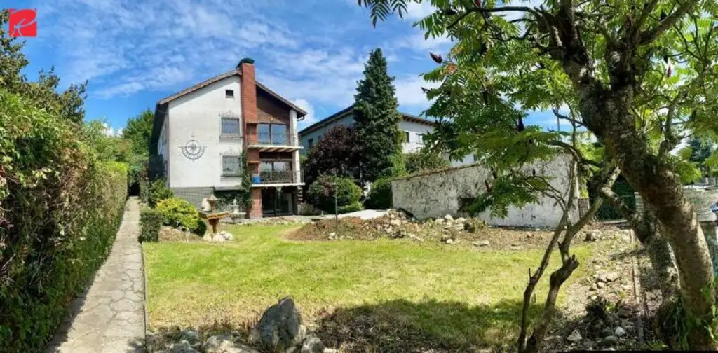 Großzügiges Familienhaus mit Pool und Garten in Toplage