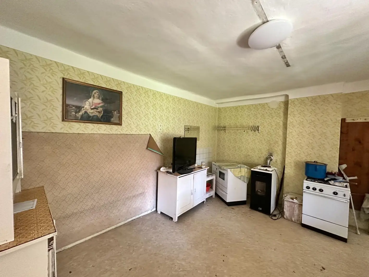 Sanierungsbedürftiger Bauernhof mit großem Grundstück, Stallungen und Stadl – ländlicher Charme mit viel Potential!