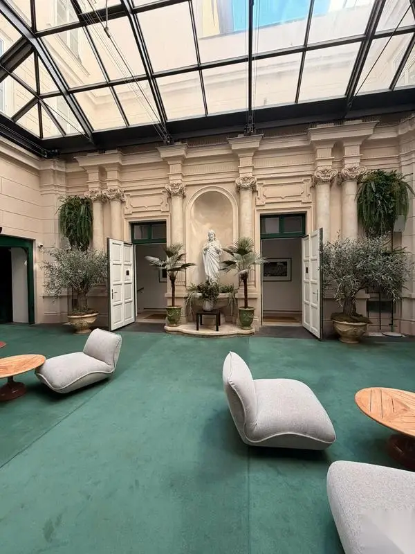 überdachter Innenhof