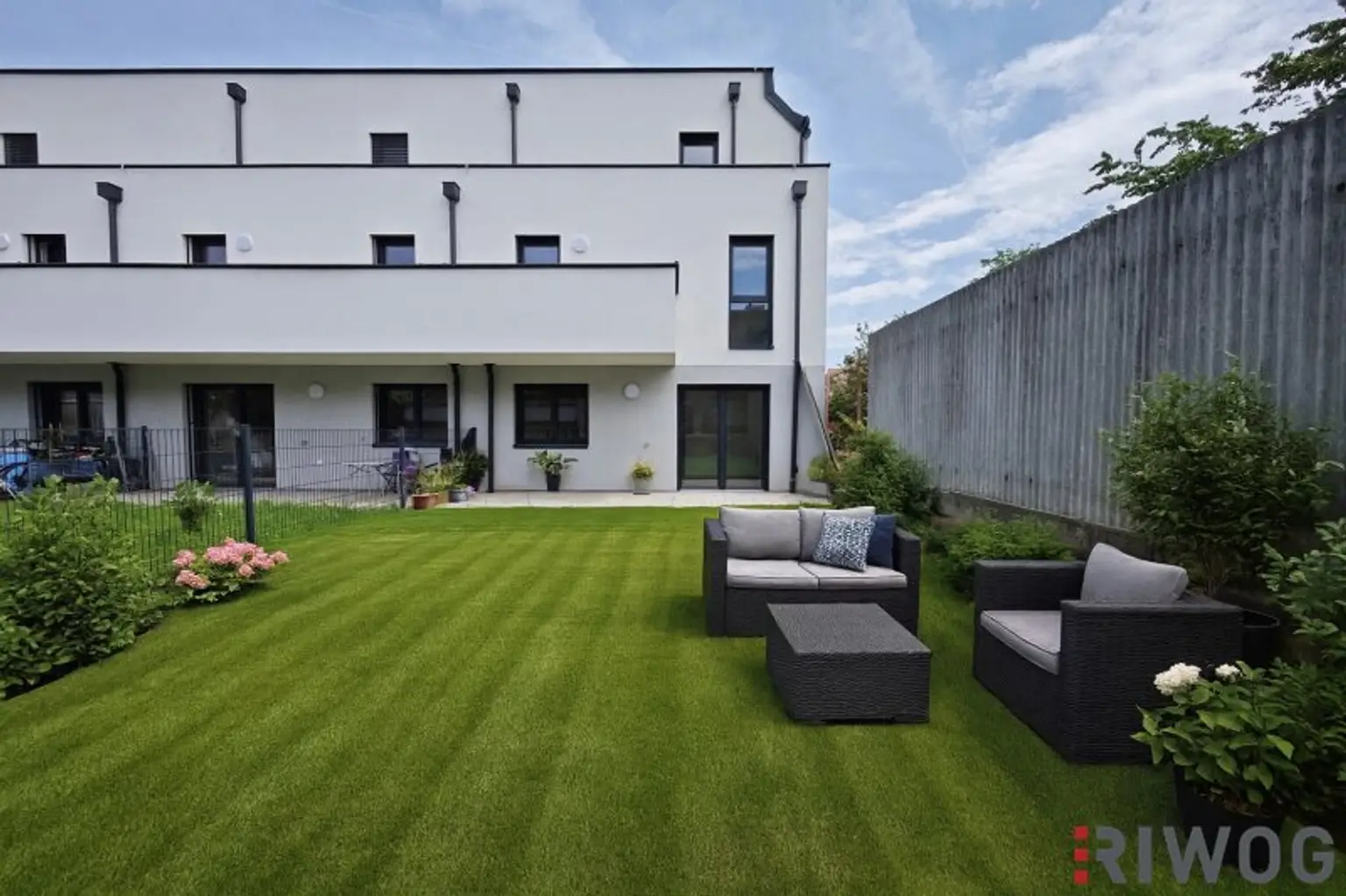 Fertiggestellt & bezugsbereit | 5-Zimmer Neubau-Reihenhaus mit ca. 50m² Eigengarten | Hofruhelage | Luftwärmepumpe
