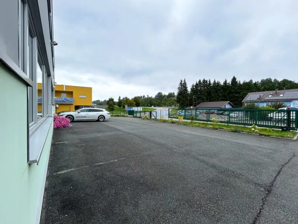 Komfortables Obergeschoss-Büro mit Küche und guter Anbindung in Pinsdorf zu mieten!