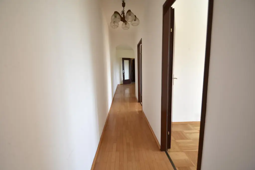 Geräumige 4 Zimmer Wohnung mit Loggia und Garagenstellplatz!