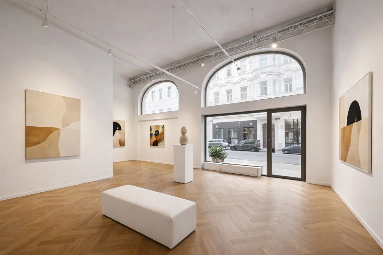 Minimalistische Kunstgalerie im Tageslicht