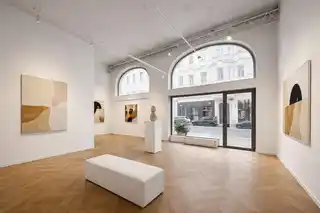 Minimalistische Kunstgalerie im Tageslicht