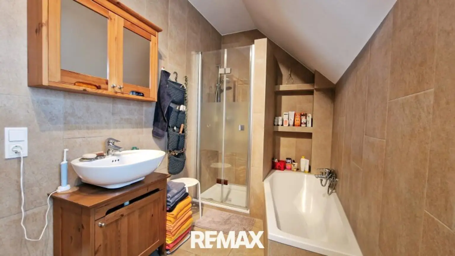 Bad mit Wanne, Dusche und WC