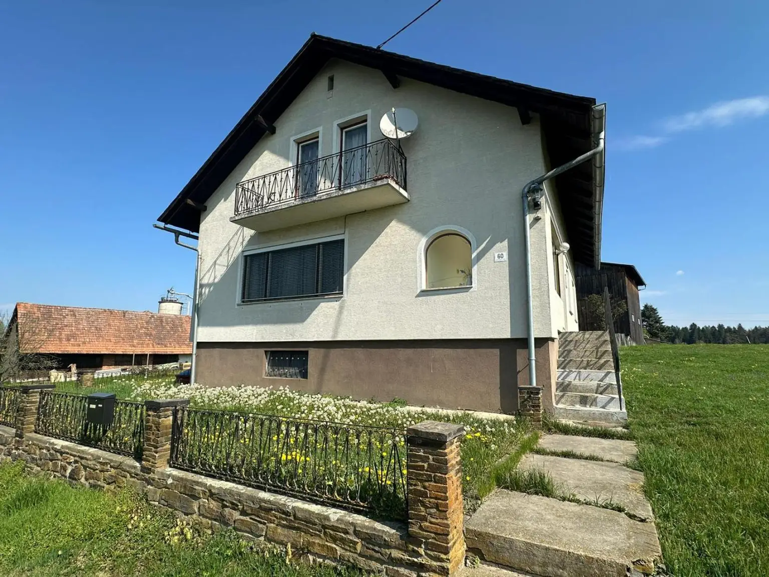 Einfamilienhaus mit Stall und Wirtschaftsgebäude i