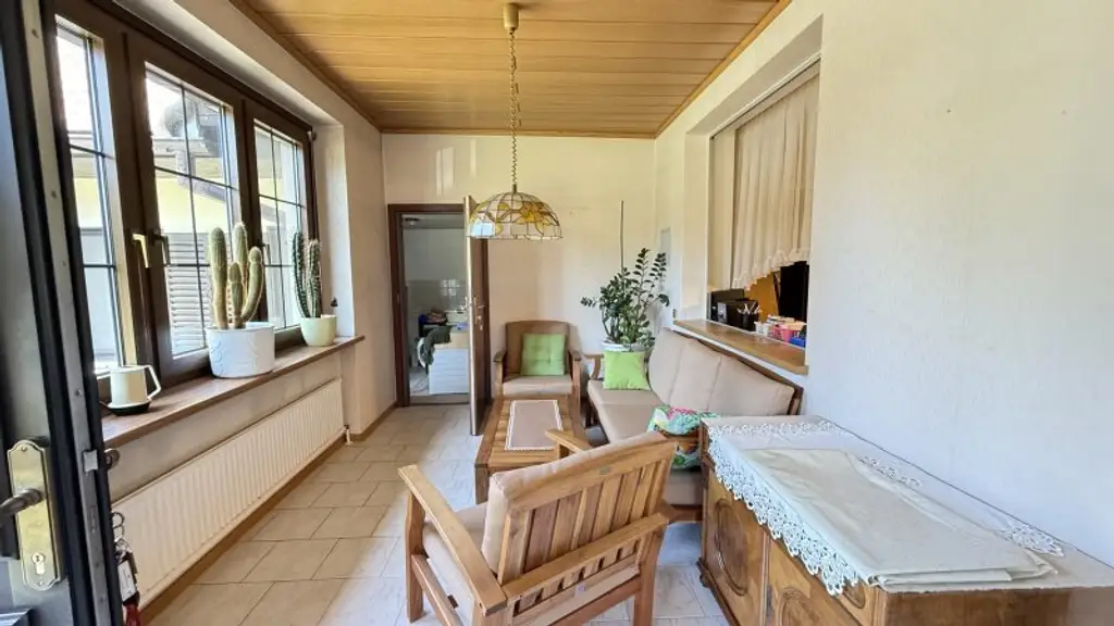 Großes Einfamilienhaus mit Veranda und Wirtschaftsanbau mit uneinsichtigen Garten + Ausbaupotential!