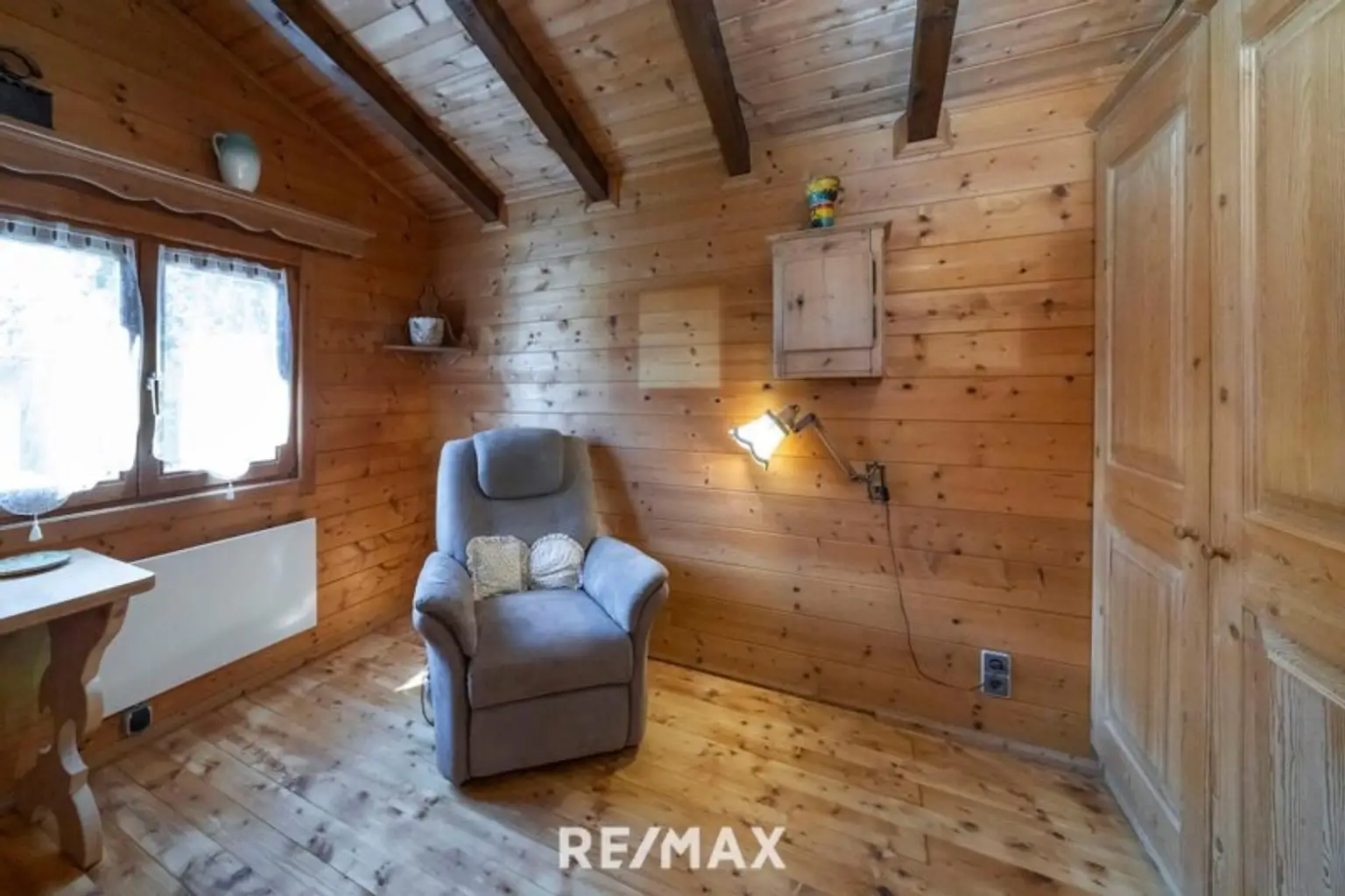 „Wohnen im Einklang mit der Natur – Stilvolles Holzhaus in traumhafter Ruhelage auf unverbaubarem Grundstück“