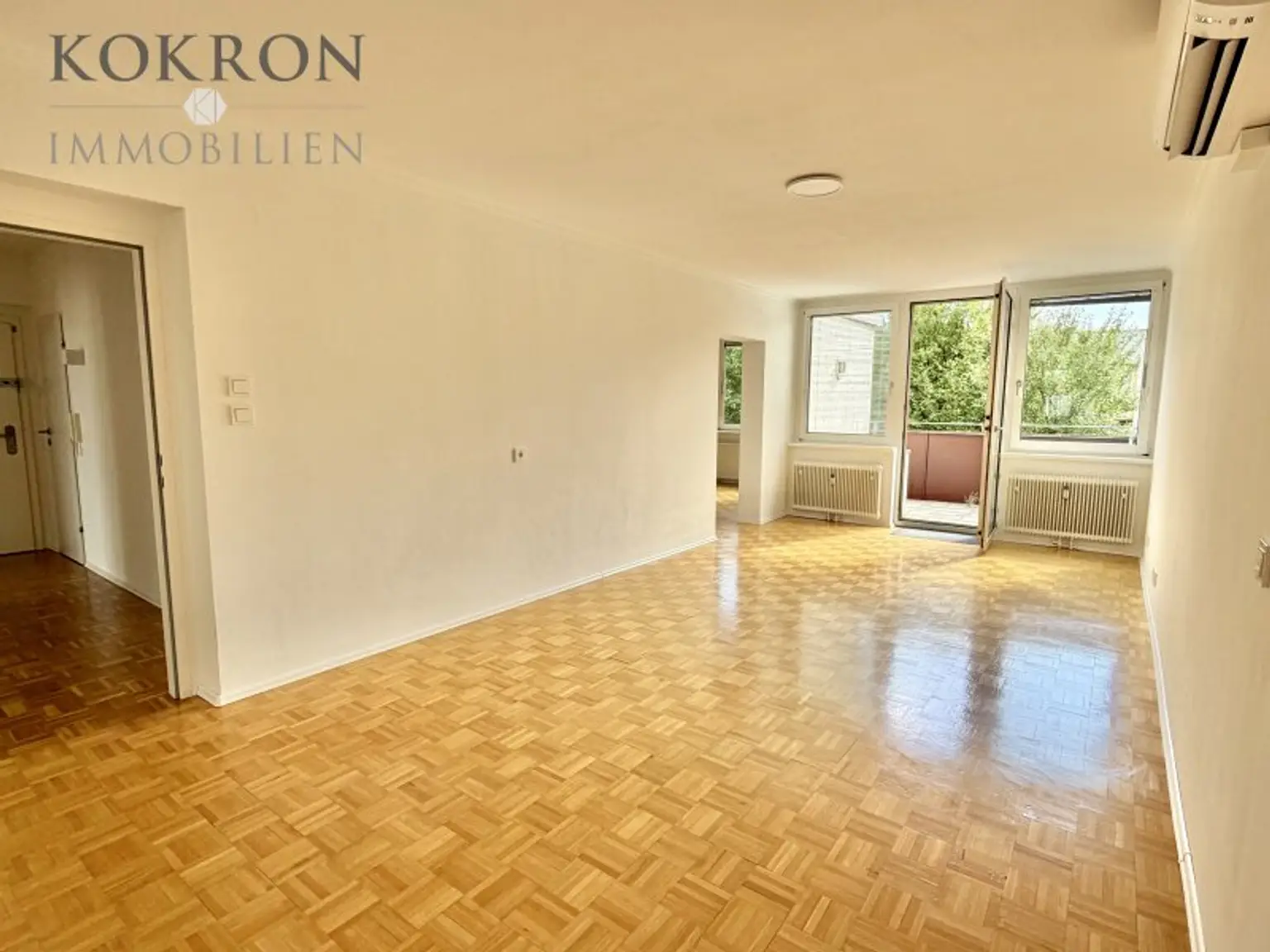 Klimatisiertes Wohnzimmer mit Ausgang auf die Terrasse