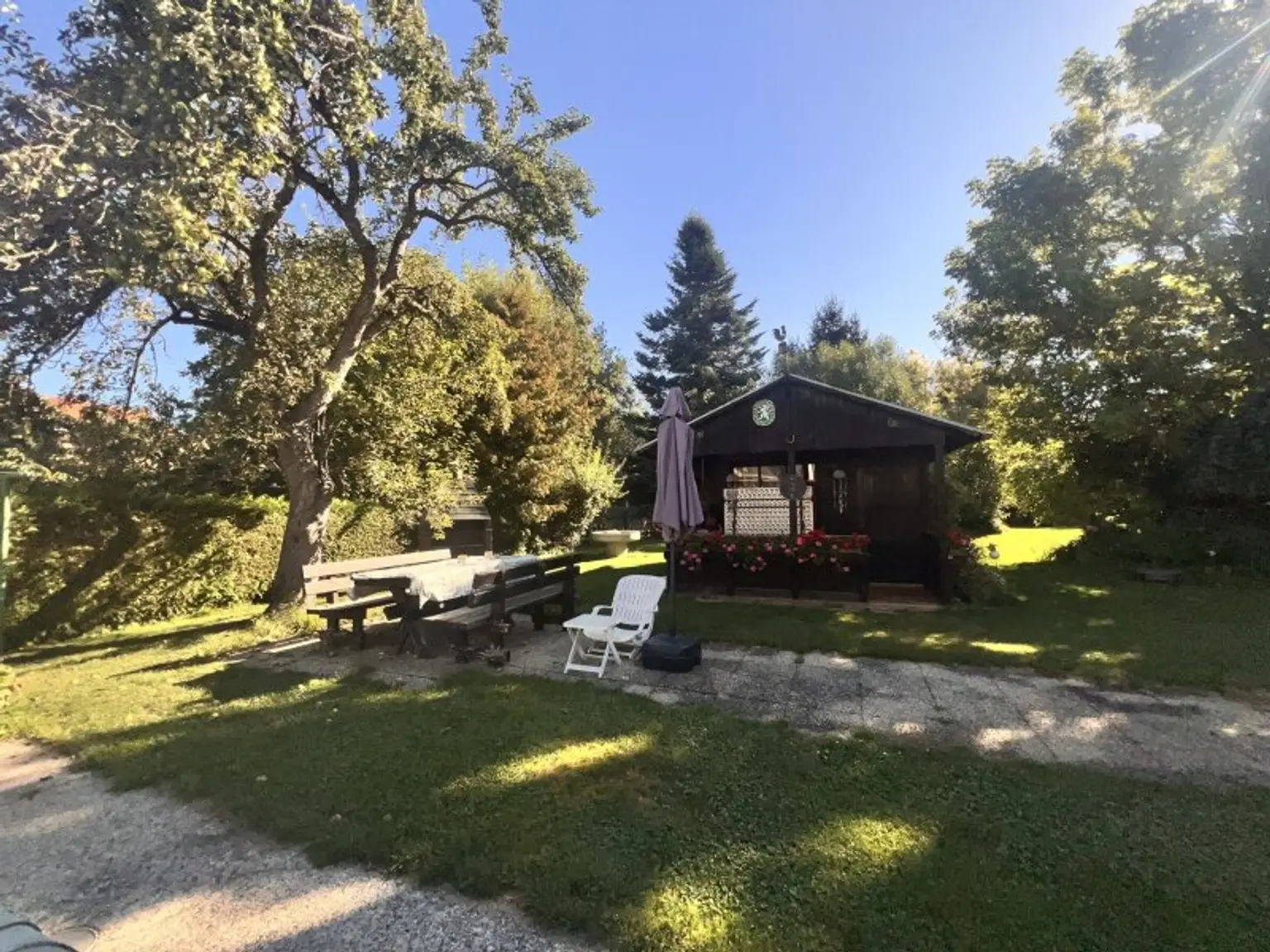 Geschäftshaus mit Wohnung + privatem Wohnhaus mit Pool und wunderschönem Garten – vielseitig nutzbar und top gelegen